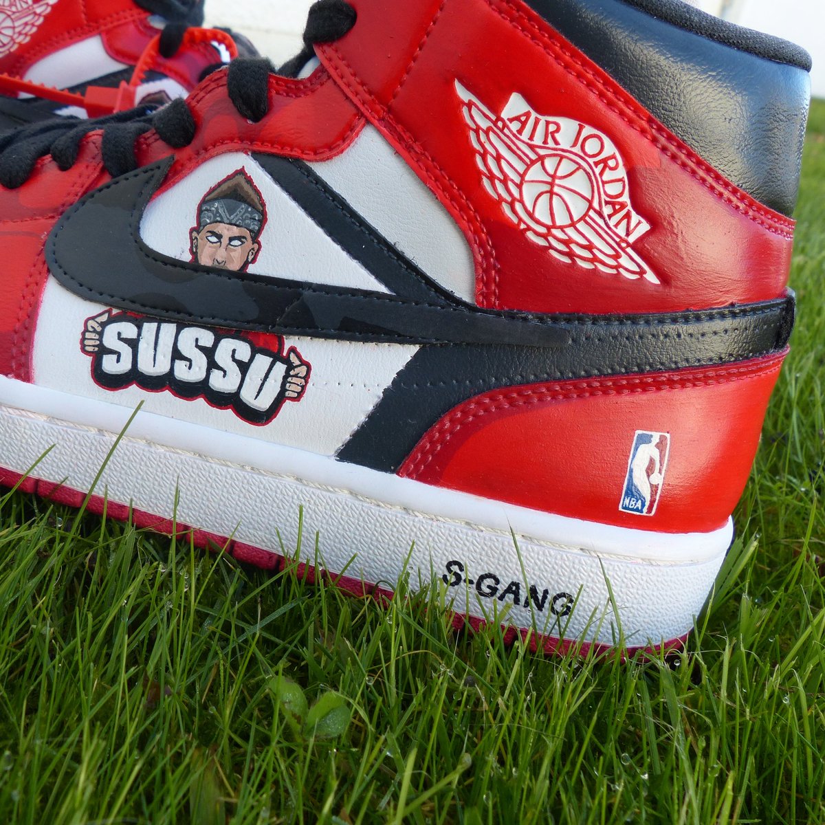 tiakooshop's tweet photo. Jordan 1 × @SussuLeVrai 

Vous l'avez sûrement déjà vu passé hier... Mais voici ma dernière création !  🤩

Je n'ai pas pu vous la teaser pendant sa création, mais ce fut un réel challenge et un réel plaisir de les faire 💪

#jordan1 #jordan1retro https://t.co/aOzkNE81PC