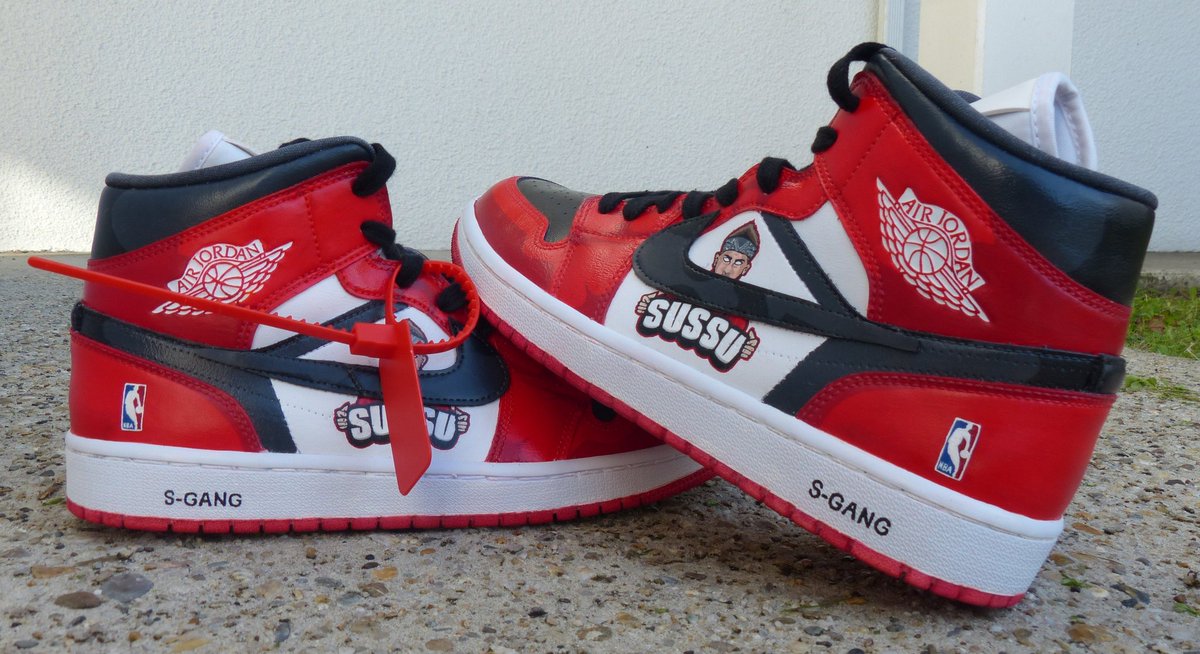 tiakooshop's tweet photo. Jordan 1 × @SussuLeVrai 

Vous l'avez sûrement déjà vu passé hier... Mais voici ma dernière création !  🤩

Je n'ai pas pu vous la teaser pendant sa création, mais ce fut un réel challenge et un réel plaisir de les faire 💪

#jordan1 #jordan1retro https://t.co/aOzkNE81PC