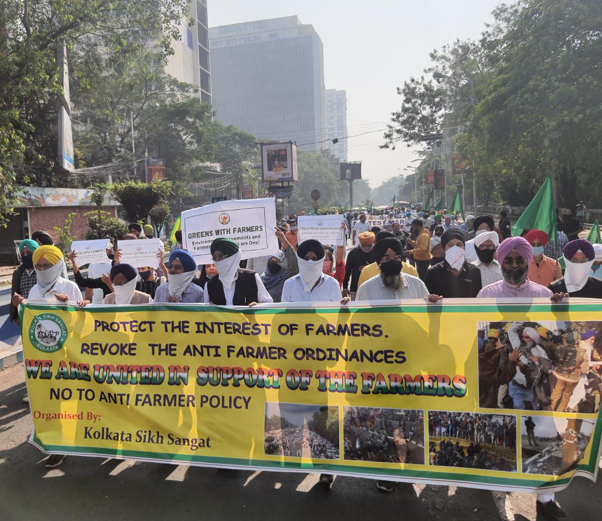 Youth4Swaraj's tweet photo. Protest march in Kolkata under the banner #GreensWithFarmers with Y4S members @hakikat_bir and @MeemoMachlii in the lead along with other protestors.

#Youth4Farmers https://t.co/RZPadD8Yfz