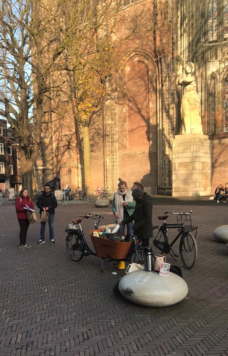 Yaay! Vandaag ontmoeten weer 40 Utrechtse inwoners en nieuwkomers elkaar! En dat doen we dit keer anders dan anders: samen een speurtocht door de Binnenstad met vragen over Utrecht én een heel lekker lunchpakket van Zahia's maaltijden!  <a href="/Buddy_to_Buddy/">Buddy to Buddy</a>
