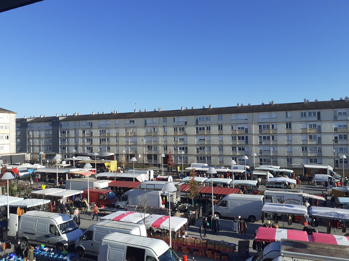 bereng632's tweet photo. Le retour du marché au complet ! #Marché #Courteille #Alençon #Normandie https://t.co/e7E2IyRHn9
