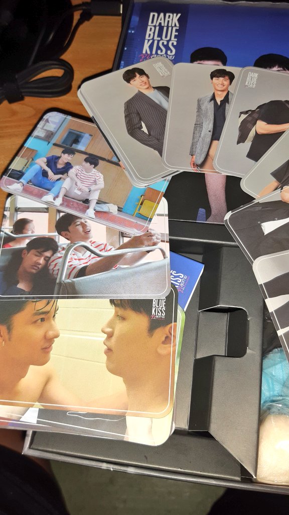 _zponty's tweet photo. AY SA WAKAS, NABUKSAN KO NA RIN UNG BOXSET HAHAHAHAHAHAHA. WWAAAAAHHHHH ANG GANDAAAAA 😭😭😭😭😭 #DarkBlueKissBoxset https://t.co/MqqaBe2xKk