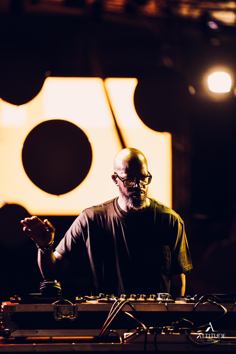 AltitudeBeach's tweet photo. Last night with the mighty @RealBlackCoffee #AltitudeSummer #AltitudeTurns1 🤩 https://t.co/LeOhYKZkmV