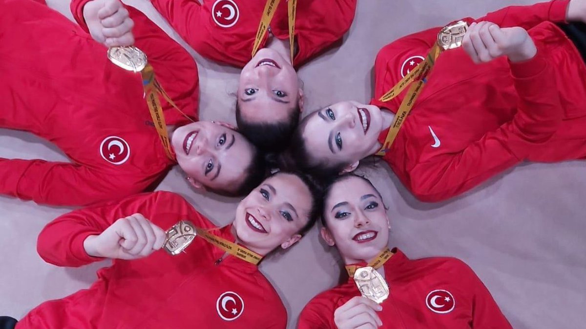 yemeksle's tweet photo. Hayat hep sizin gibi güzel ve sizin bize yaşattığınız gurur kadar güzel olsa...Başka ne isterdik ki... Teşekkürler #ritmikcimnastik Milli takımımız, teşekkürler #DuyguDoğan #AzraAkıncı #periberker #NilKarabina #EdaAsar . https://t.co/twycokMmny