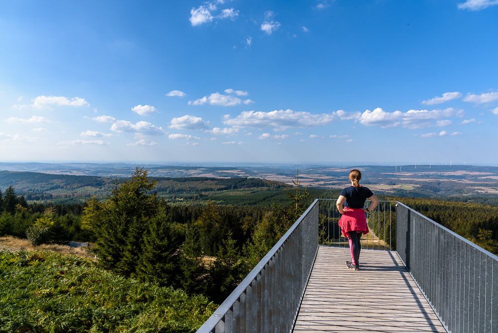 Mit 816 Metern Höhe ist der Erbeskopf nicht nur der höchste Berg in Rheinland-Pfalz sondern auch die höchste Erhebung Deutschlands links des Rheins.

#buntekarte #hunsrück #erbeskopf #rheinlandpfalz #16summits

buntekarte.de/projekt-16-sum…
