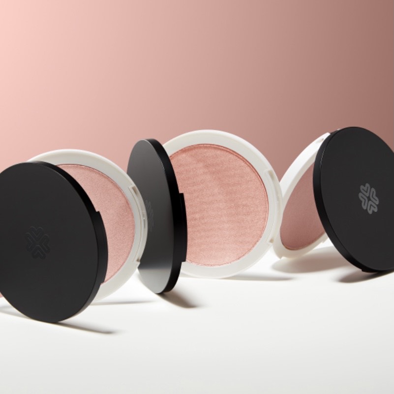 Not an ounce of disco in sight 🕺 Don't get us wrong, we love a little disco, but for your everyday look, our Illuminator gives just the right amount of shimmer. Available in three shades, it contains anti-aging Argan oil &amp; pomegranate oil to give you that natural glow, too. ✨