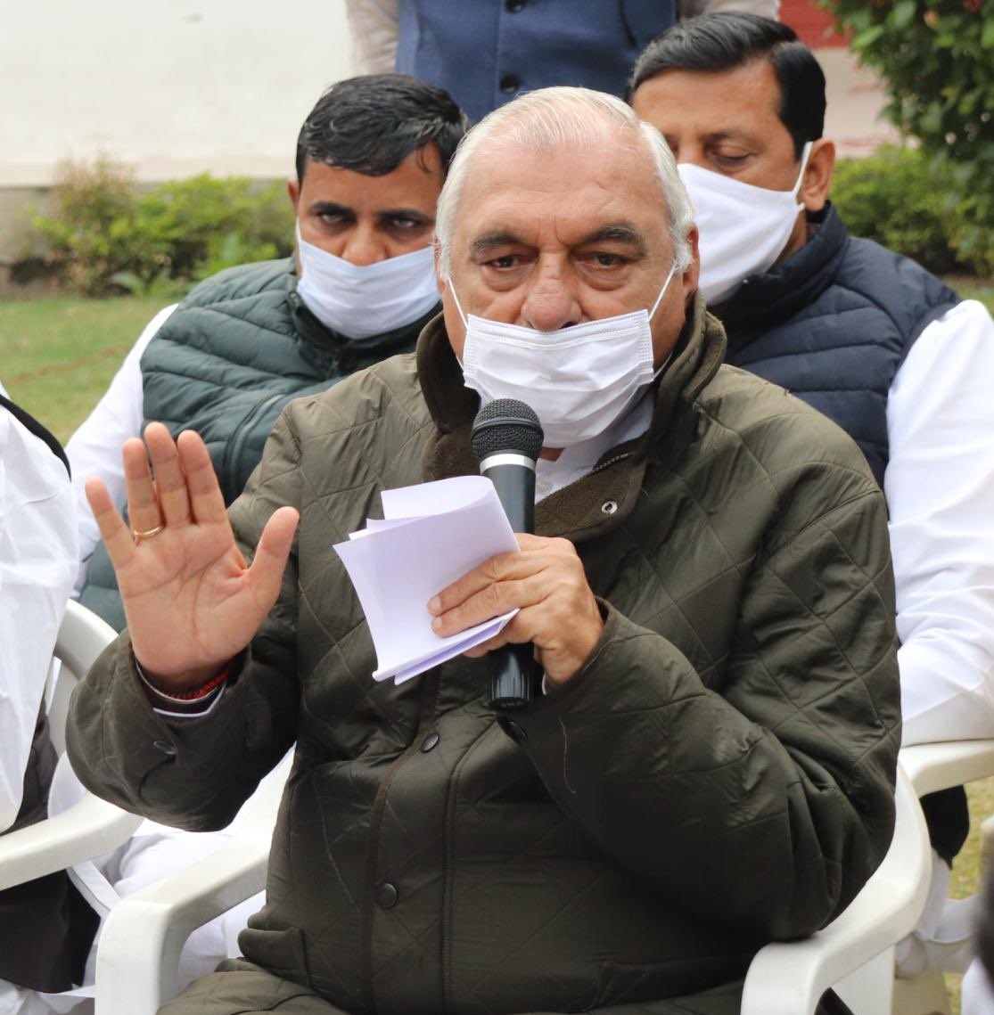 BhupinderShooda's tweet photo. अगर हरियाणा के किसान आंदोलन में शामिल नहीं तो वो कौन थे जिनपर बरसवाई थीं लाठियां, जिनको किया था गिरफ्तार?
कई महीने से आंदोलन कर रहे हैं हरियाणा के किसान
हजारों किसानों पर मुकदमे दर्ज करके बीजेपी जेजेपी गठबंधन सरकार ने दिखा दिया कि इन्हें किसान से ज्यादा प्यारी है अपनी कुर्सी। https://t.co/9Gf2ffZuYY
