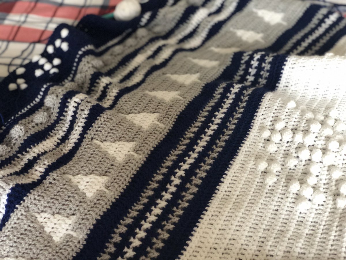 JayneQuoiani's tweet photo. On week 3 of @WeeCrochet @LyndasCraftRoom #ChristmasCAL. Really loved doing the mosaic ๐ฒ ๐ฒ and GIANT bobbles ๐งถ. Very foggy โ๏ธ day so good excuse to stick indoors and finish then giant snowflake โ๏ธ @educrochet https://t.co/ZUWgUJmE6n