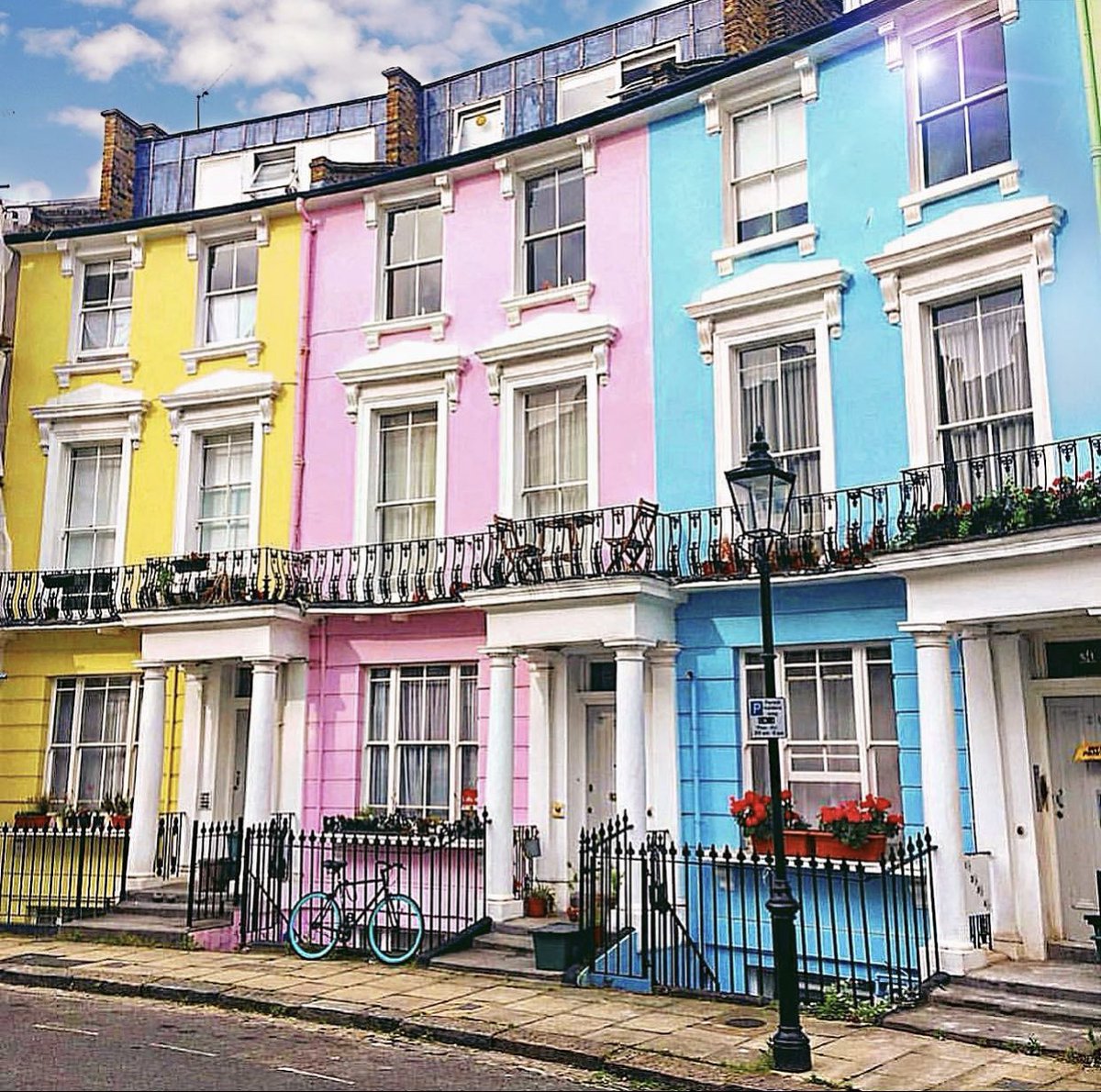 HeathgateUK's tweet photo. Primrose Hill, another pocket of London where you can find colourful houses.
Don’t just imagine living here!
Wonderful to explore and walk around it’s pretty streets, come rain or shine!
#primrosehill #itssolondon #london4all #beautifulproperty #visitlondon https://t.co/6EaoWv6eB8