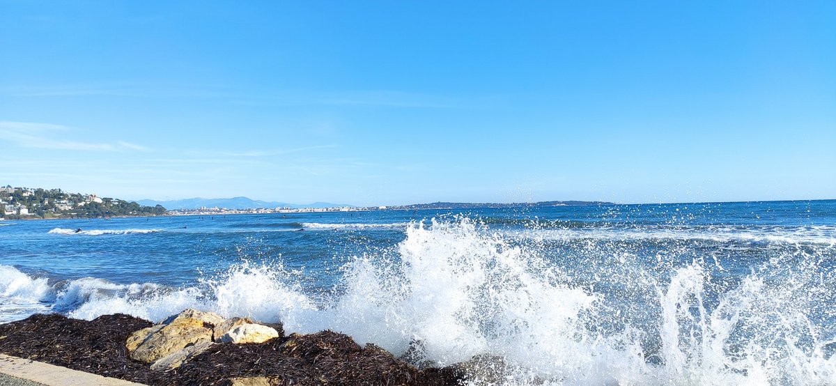 Cannoise06400's tweet photo. Les vagues sur les rochers ! 🌊🏄
#cannes #pointecroisette #photography #photo #photooftheday #sea #sun #waves #bluesky #naturelovers #wind #surfing #surf #cotedazurFrance #southofFrance #tourism #frenchriviera https://t.co/yLlA7nOhJs
