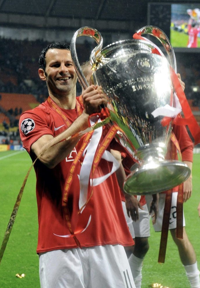 34 trophies! In one picture .

Happy birthday Ryan Giggs. 