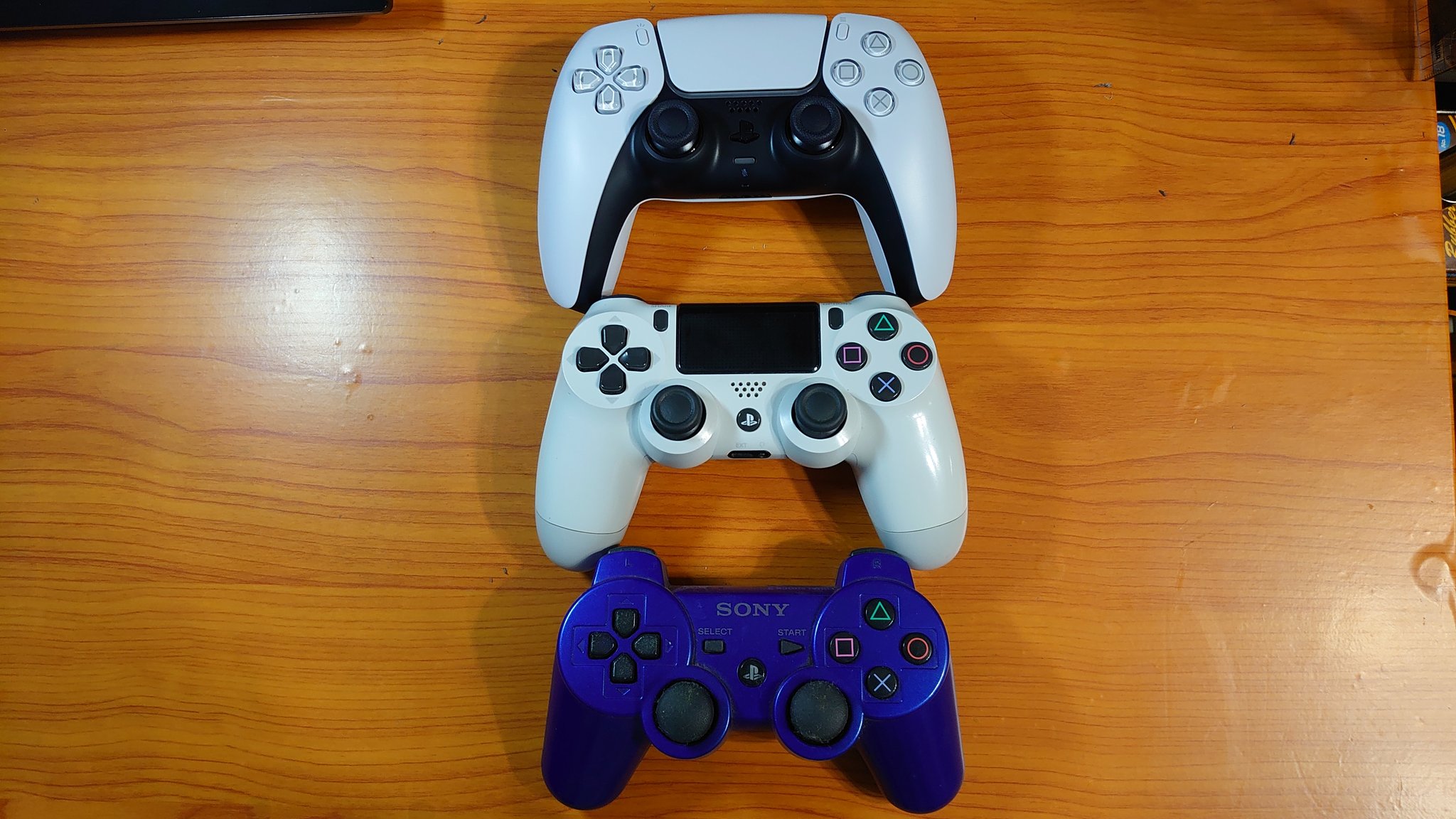 たこやき En Twitter Ps3 Ps4 Ps5のコントローラー比較 個人的にはps4が一番しっくり来る 手の形に合ってるし 究極のコントローラーだと思う Ps5のコントローラーはアドベンチャーゲームとか ストーリーを楽しむゲームに向いてる 機能がすごい Ps3は格闘ゲーム