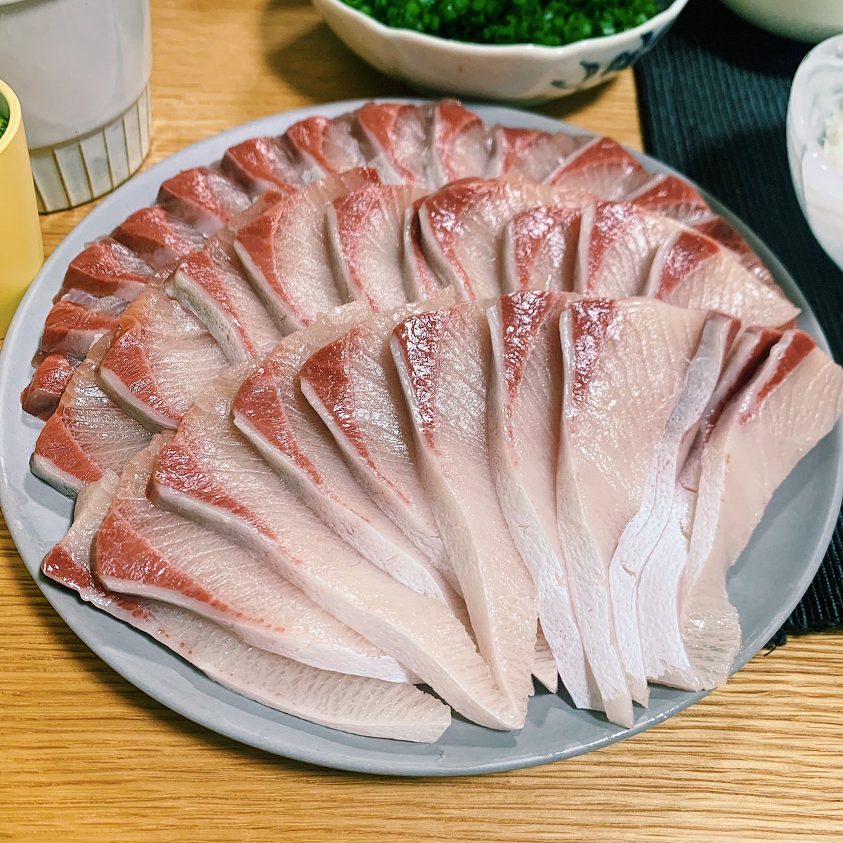 食卓に美味しそうなしゃぶしゃぶが と思ったらブリとサーモン お刺身のしゃぶしゃぶがめっちゃ美味しそう Togetter