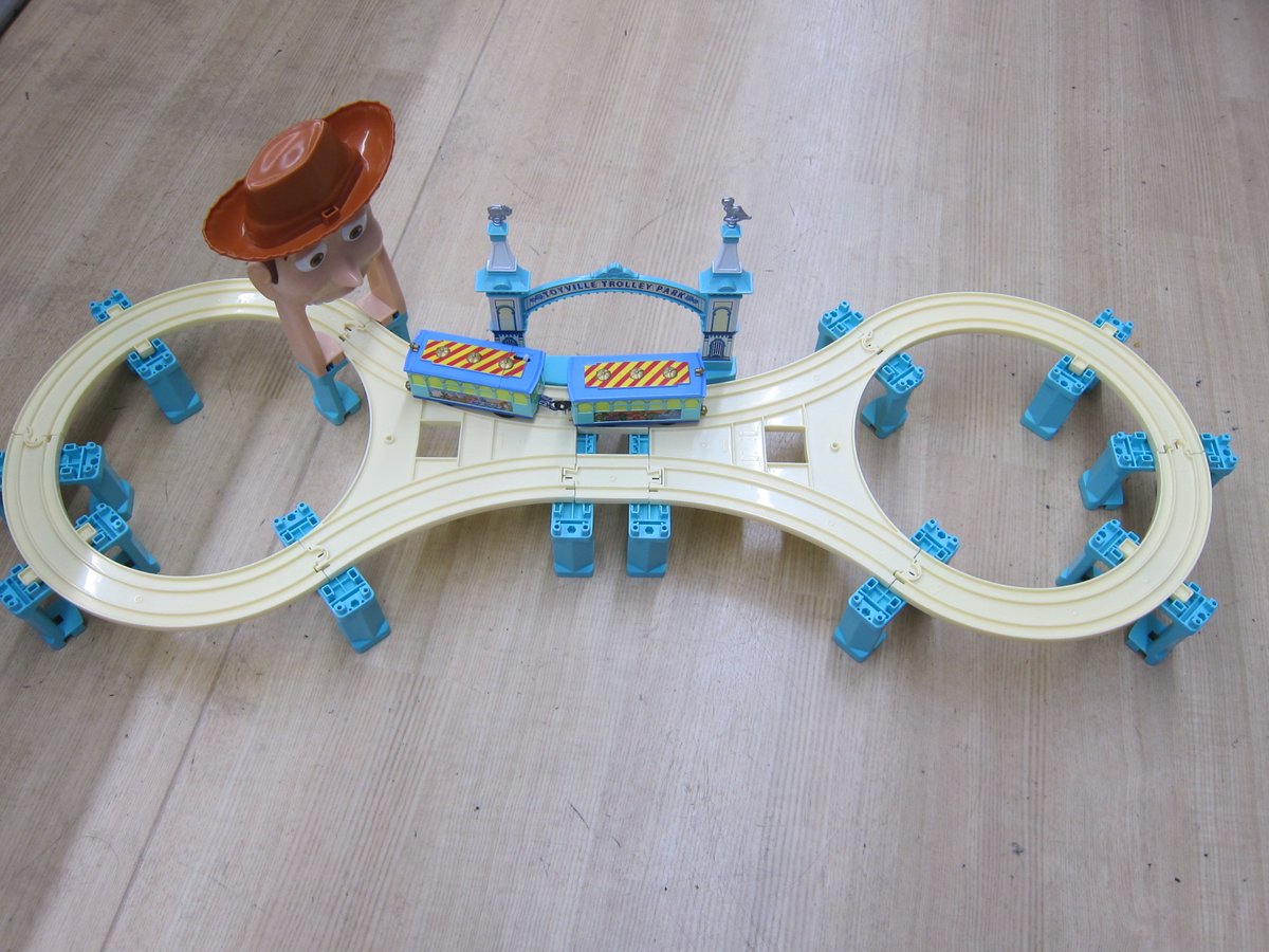 ハードオフ柏高柳駅前店 ディズニーシーでしか買えないプラレールがセット丸ごと入荷しました 帽子の上のプレートがないけどね ハードオフ プラレール トイストーリー ディズニーシー