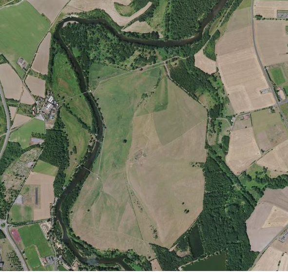 Kalkspat1's tweet photo. Autre exemple, la crue moyenne de l'#Allier au mois de juin 2020. La rivière est l'une des rares en Europe avec un lit qui bouge très régulièrement. Du coup, on voit des chenaux de crue qui court-circuitent les plaines inondables... C'est assez frappant au sud de #Dallet 15/21 https://t.co/eZzQlLVpUK