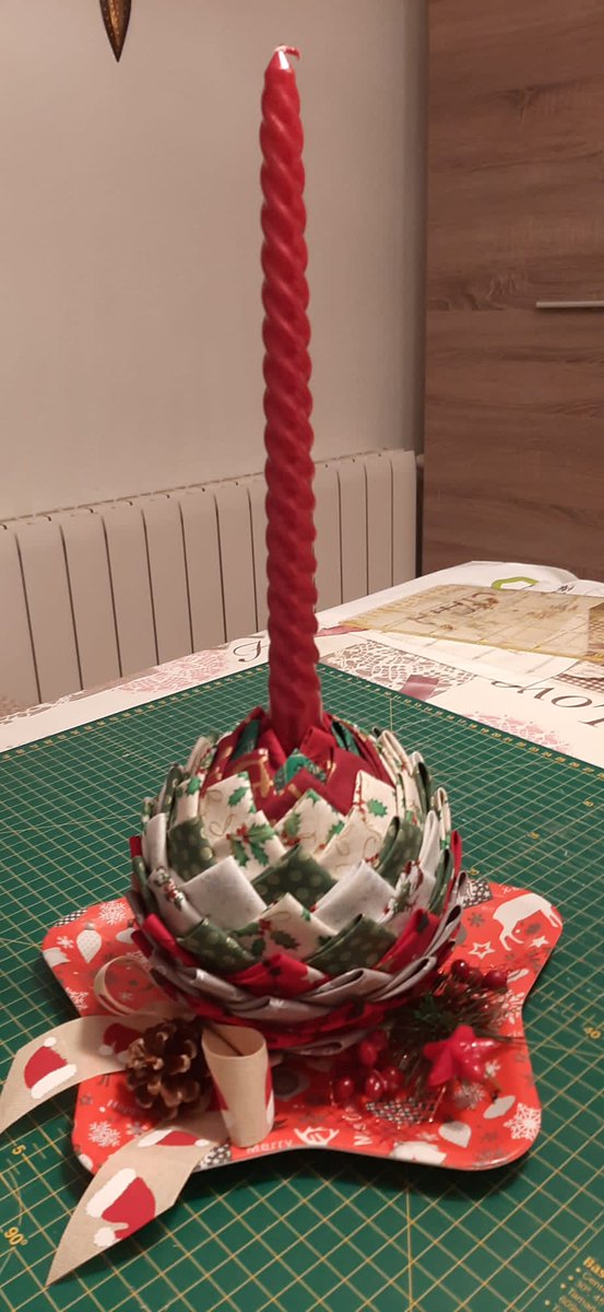Alcolea_de_baix's tweet photo. La nostra veïna Joana Maynar, tota una experta en patchwork, ens ha regalat un fantastic centre de taula nadalenc.
El voleu?
 Feu-nos un retuit abans de divendres i podeu enportar-vos-el a casa vostra.
Teniu de temps fins divendres 4 a les 22:00.
Ah! estem preparant-ne una ... https://t.co/uUtDsXLbrq