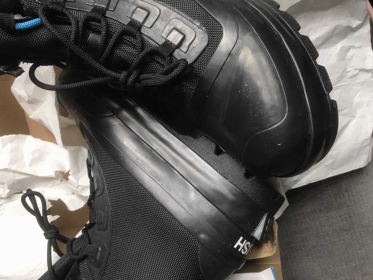 CarnegieMaxwell's tweet photo. @OffspringShoes just received my @Converse X @YOON_AMBUSH  duck boots.. not impressed at all. The box and the shoes are soaking wet and ruined. These are supposed to be a Christmas gift! FUMING!
Didn’t think about packaging them properly?!? https://t.co/Oru7YBXaqe