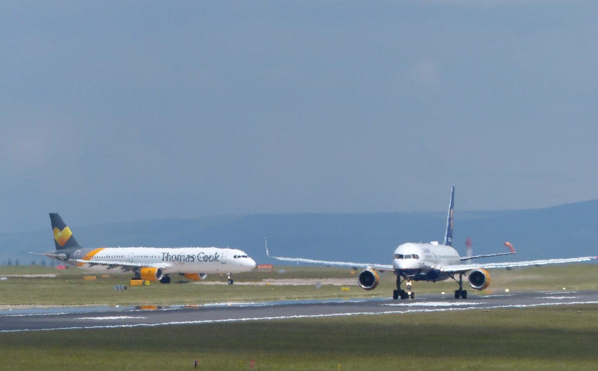 AviateAddict's tweet photo. Line up and wait after the departing Icelandair #Iceland #ThomasCook #SupportAviation #AvGeeks https://t.co/nUUCBq2x0l