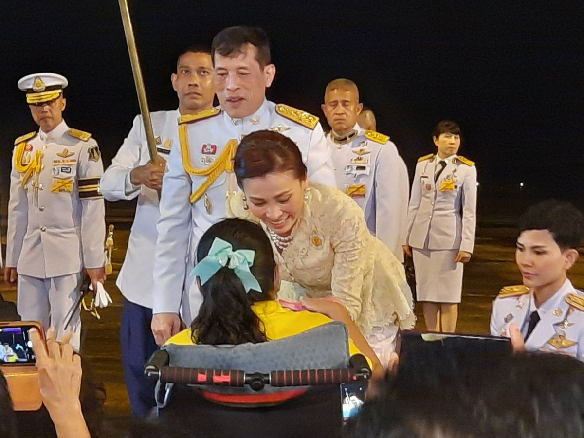 Phanudech_Ch's tweet photo. ความรักและภักดี ขอให้ช่วยกันทำดี ทำสิ่งที่ถูกต้องกับส่วนรวม ชาติอยู่ได้ เพราะประชาชนมีสุขและทำในสิ่งที่ดี" และ "รักชาติ รักพี่น้องร่วมชาติ ทำเพื่อความสุขและประโยชน์ส่วนรวม เราเองจะได้รับความสุขนั้นเอง ความดีและความจริงไม่ตาย"
#ขอให้ช่วยกันทําดีทําสิ่งที่ถูก
#รักชาติ #รักกษัตริย์ https://t.co/fe8Qzbo2kI