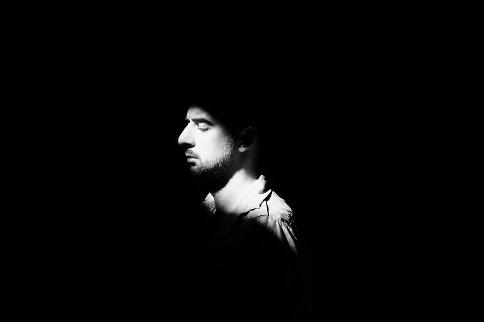 Le persone, di frequente, si chiedono il motivo per il quale avvengono le cose. Forse non esiste un perché, le cose avvengono e basta. 

Luca Maggiani©