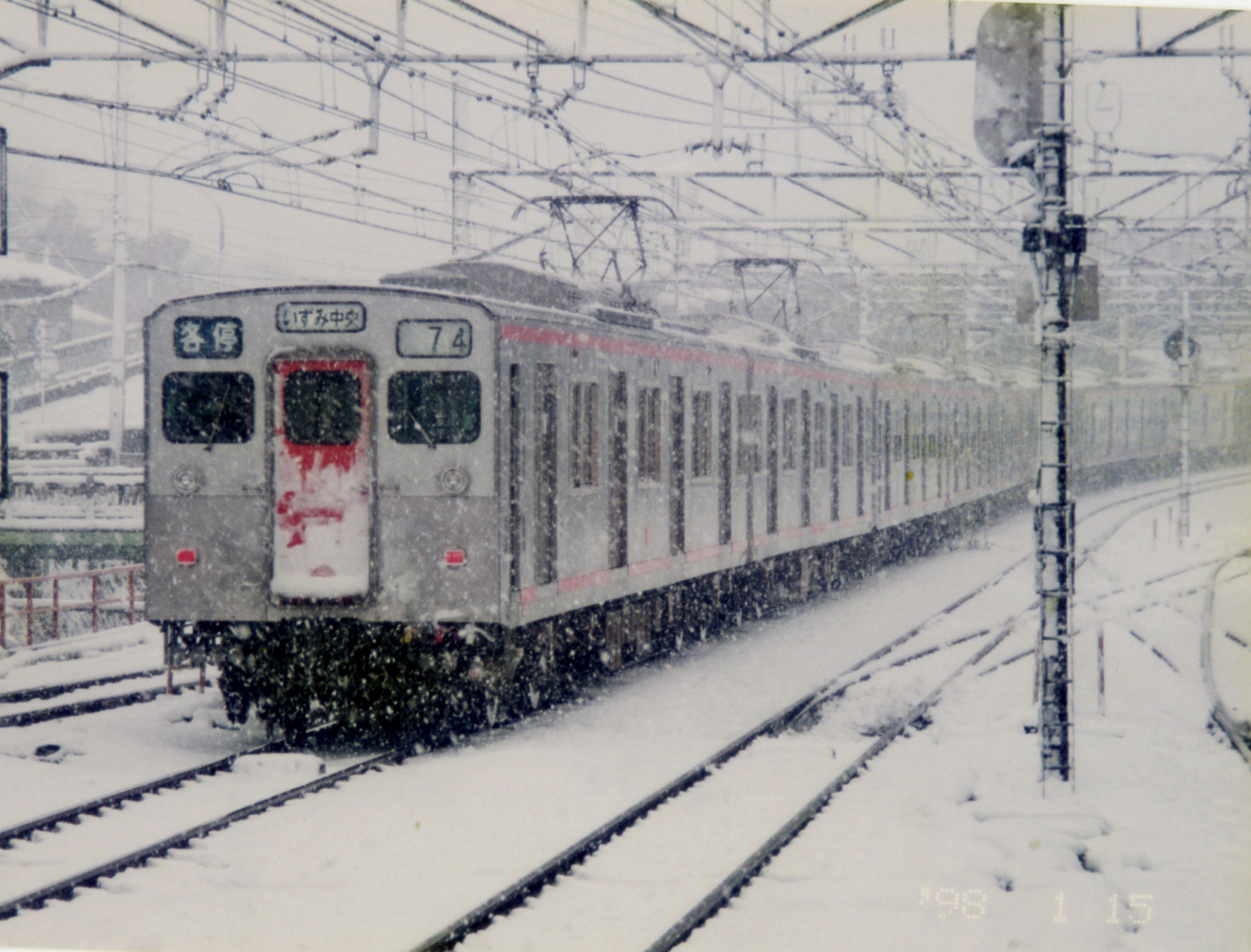 Enちゃんねる Gemini Dream Ar Twitter 大雪の相鉄線 二俣川駅にて 2100系2117f 海老名方先頭車は2601でしたっけ 2段手動窓の初期車と 1段自動窓の後期車との混結編成 各駅停車いずみ中央行きです 1998年1月15日 成人の日 相鉄 T Co