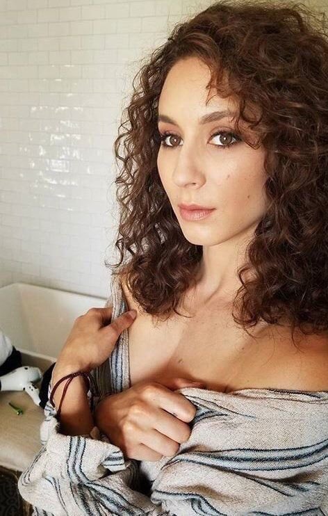 MollyMoAppleton's tweet image. A personal #SeductiveSunday for @lTSJAMESDEAN 

Whats under the blanket? Is there anything under the blanket?