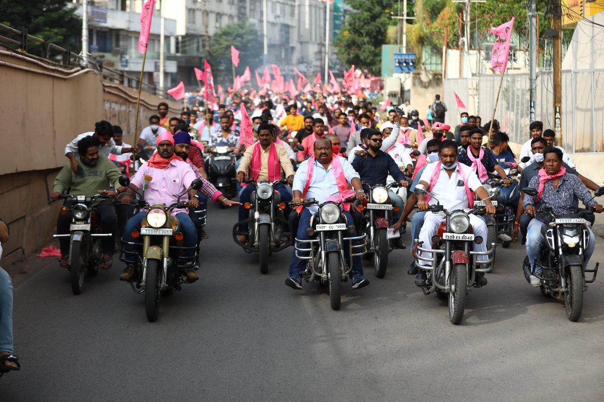 GangulaBRS's tweet photo. Accompanied by Hundred’s of youth with bike rally on the last day of Election Campaign in Himayathnagar Division.

#GHMCwithTRS 
#VoteForCar
#VoteDevelopment 
@hemalathayadav 79division,GHMC https://t.co/0WwkBj4Y7M