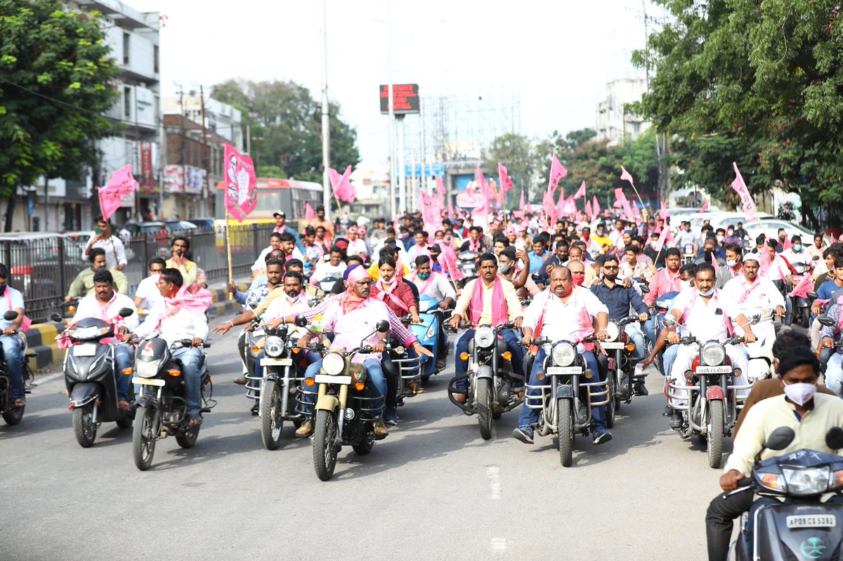 GangulaBRS's tweet photo. Accompanied by Hundred’s of youth with bike rally on the last day of Election Campaign in Himayathnagar Division.

#GHMCwithTRS 
#VoteForCar
#VoteDevelopment 
@hemalathayadav 79division,GHMC https://t.co/0WwkBj4Y7M