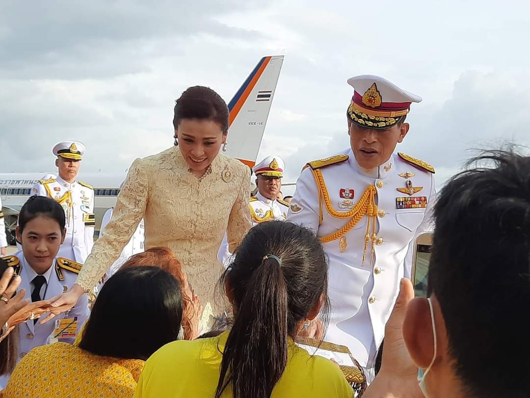 Phanudech_Ch's tweet photo. ดอกพะยอมเป็นดอกไม้ประจำจังหวัดพัทลุงฉลองพระองค์​ ฉลุลา ดอกไม้ (ดอกพะยอม​รึเปล่า)​ รอบคอ,เอว และปลายแขน พระภูษาโสร่ง​เป็นผ้าไหม​ปาเต๊ะ เป็นการแต่งกายรูปแบบของชาวจีนและมาลายูเข้าด้วยกัน
#ขอให้ช่วยกันทำดีทำสิ่งที่ถูกต้อง
#รักชาติรักพี่น้องร่วมชาติ https://t.co/44tMqog8Ny