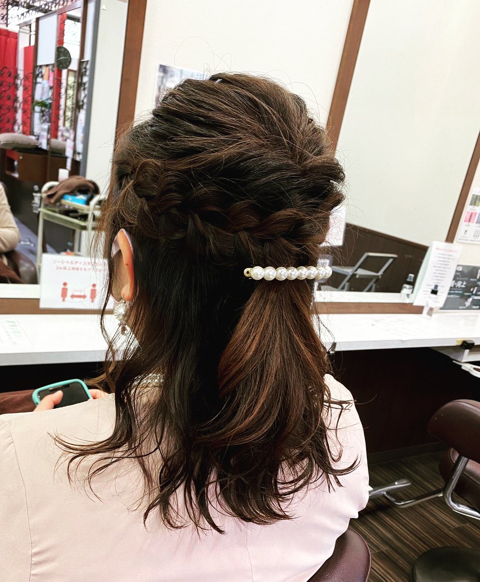 nuance8321's tweet photo. 結婚式へ 参列される方のアレンジ♪
王道ハーフアップ🥰

 #NUANCE #泉大津 #美容室 https://t.co/fNUADitD1Y