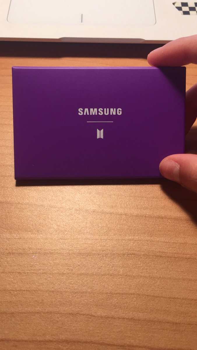 comunque al mediaworld c’erano le photocard dei bts🏃♀️💨 https://t.co/obcBPOAUIK