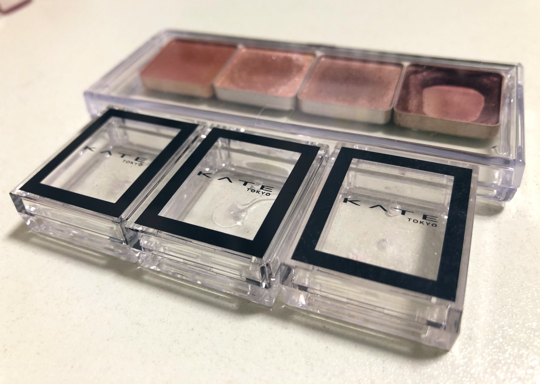 ローライネ🍳 on X: KATEのザ・アイカラーまとめれるケースないかなーって探してみたら、キャンドゥで売ってたトラベルケースのMサイズがシンデレラフィットだった。  横長にして置くと４個綺麗に収まる！チップも入れれる。 t.coB8OoqMt4XP  X