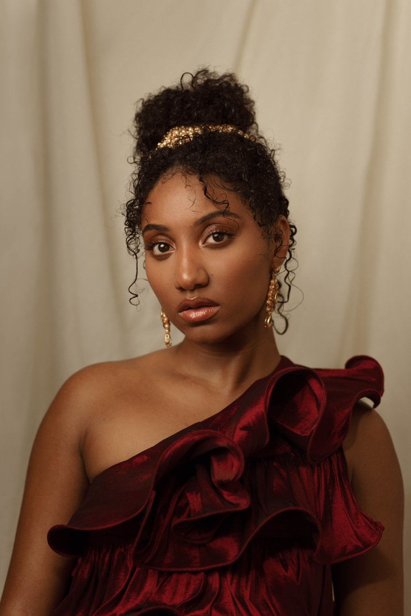 SophiaThakur's tweet photo. My feature in VOGUE INDIA is now live🥂 @voguemagazine @VOGUEIndia 

WOMEN OF THE YEAR 2020 edition, it’s an absolute honour🙏🏽🤎

I was asked to write an essay and some poems for the spread and teenage me is literally popping champagne and praising the Lord 🥂🥂🥂 https://t.co/EGBUZbdr3v