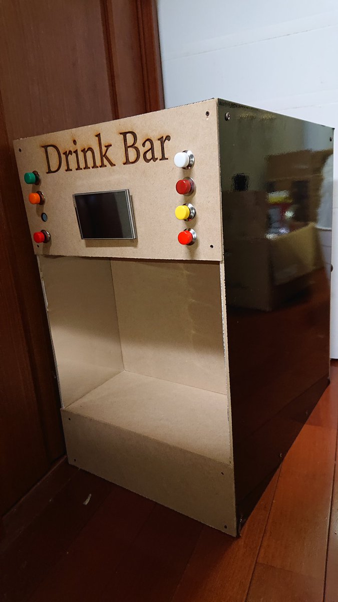 jorublog's tweet photo. ドリンクバーの箱できました！
内側はまだまだですが一旦おいといて、次は回路設計をしていきます👍
#ドリンクバー #自作 #DIY #電子工作 https://t.co/ghRqaf1Tt3