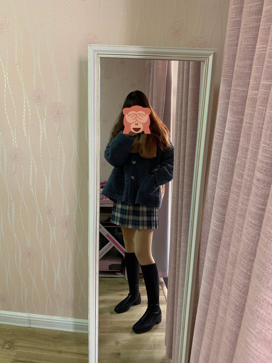 AMUMU1999's tweet photo. 以后气温低于十度不许穿短过膝盖的裙子，要把我膝盖冻掉🐷🐷 https://t.co/nM72PPi7dg