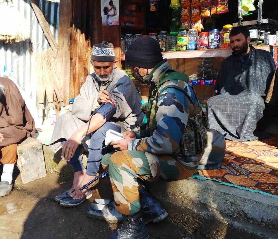 Defence_Nation's tweet photo. Indian Army Organized a Medical Awarness Drive-in #Kupwara, #Kashmir to Spread awareness of various Winter Borne diseases.
.
.
#IndianArmy #MedicalDrive #WeCan #WeCare #Sanitation #Hygiene #sundayvibes #NationFirst #IndianDefence https://t.co/TnxJwQRtUu