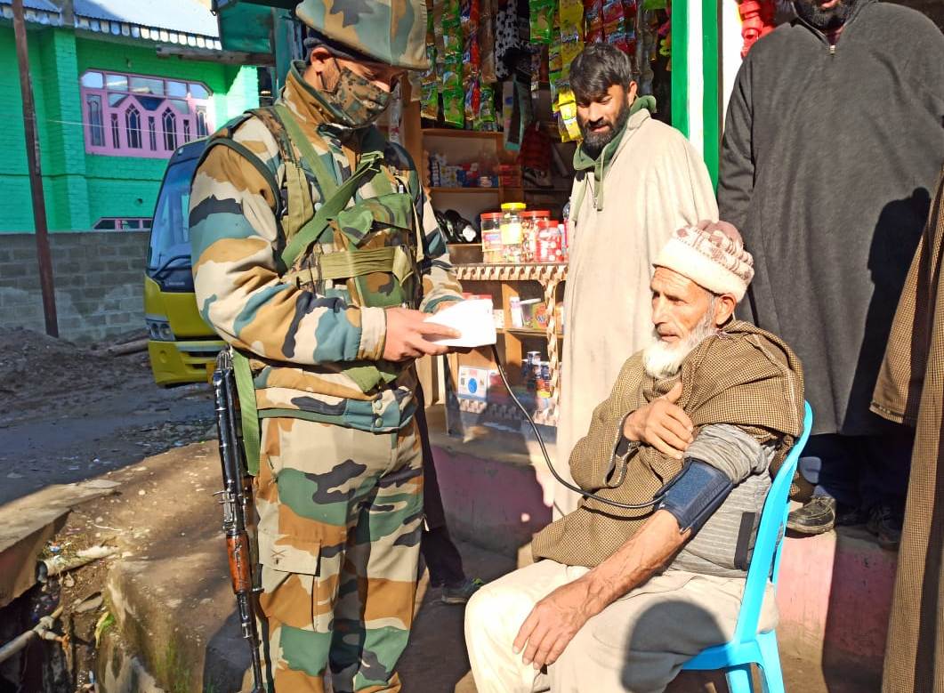 Defence_Nation's tweet photo. Indian Army Organized a Medical Awarness Drive-in #Kupwara, #Kashmir to Spread awareness of various Winter Borne diseases.
.
.
#IndianArmy #MedicalDrive #WeCan #WeCare #Sanitation #Hygiene #sundayvibes #NationFirst #IndianDefence https://t.co/TnxJwQRtUu