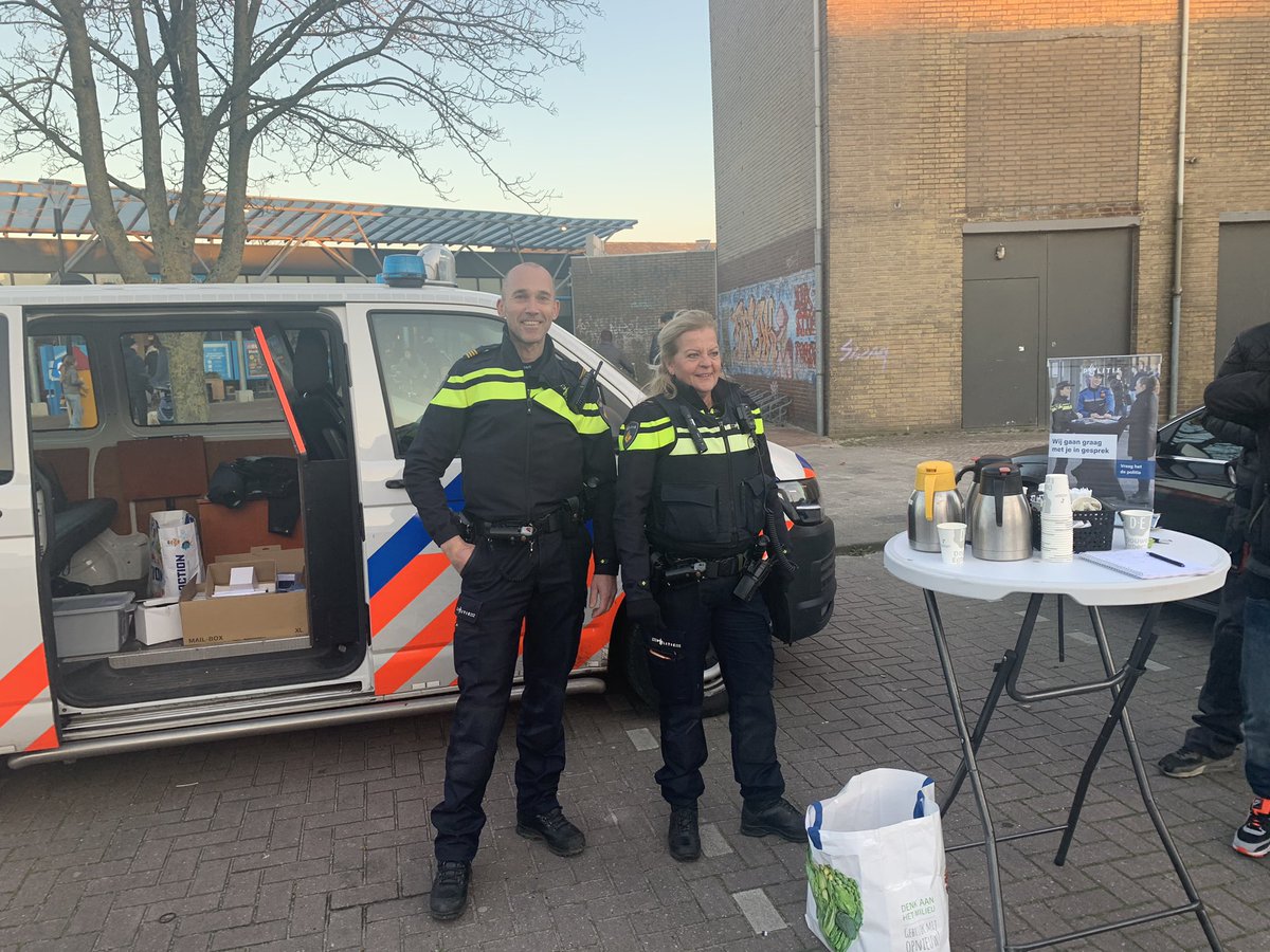 GBAchtkarspelen's tweet photo. Tijdens koopzondag Surhuisterveen “spreekuur” dit om verbinding te krijgen met de jeugd. Jeugd was volop geïnteresseerd! (Ivm privacy geen foto met jeugd) @HurryTalstra en Marcel gaan in gesprek onder het genot van een bakje koffie/thee. @Politie_NOF https://t.co/DHQzTeonFE
