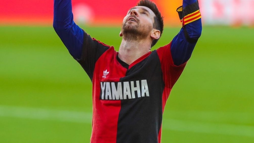 SoySunna's tweet photo. Un hermoso homenaje de el Messias A D10S. 
#Messi #D10S #Maradona https://t.co/pNVqOdc8ya