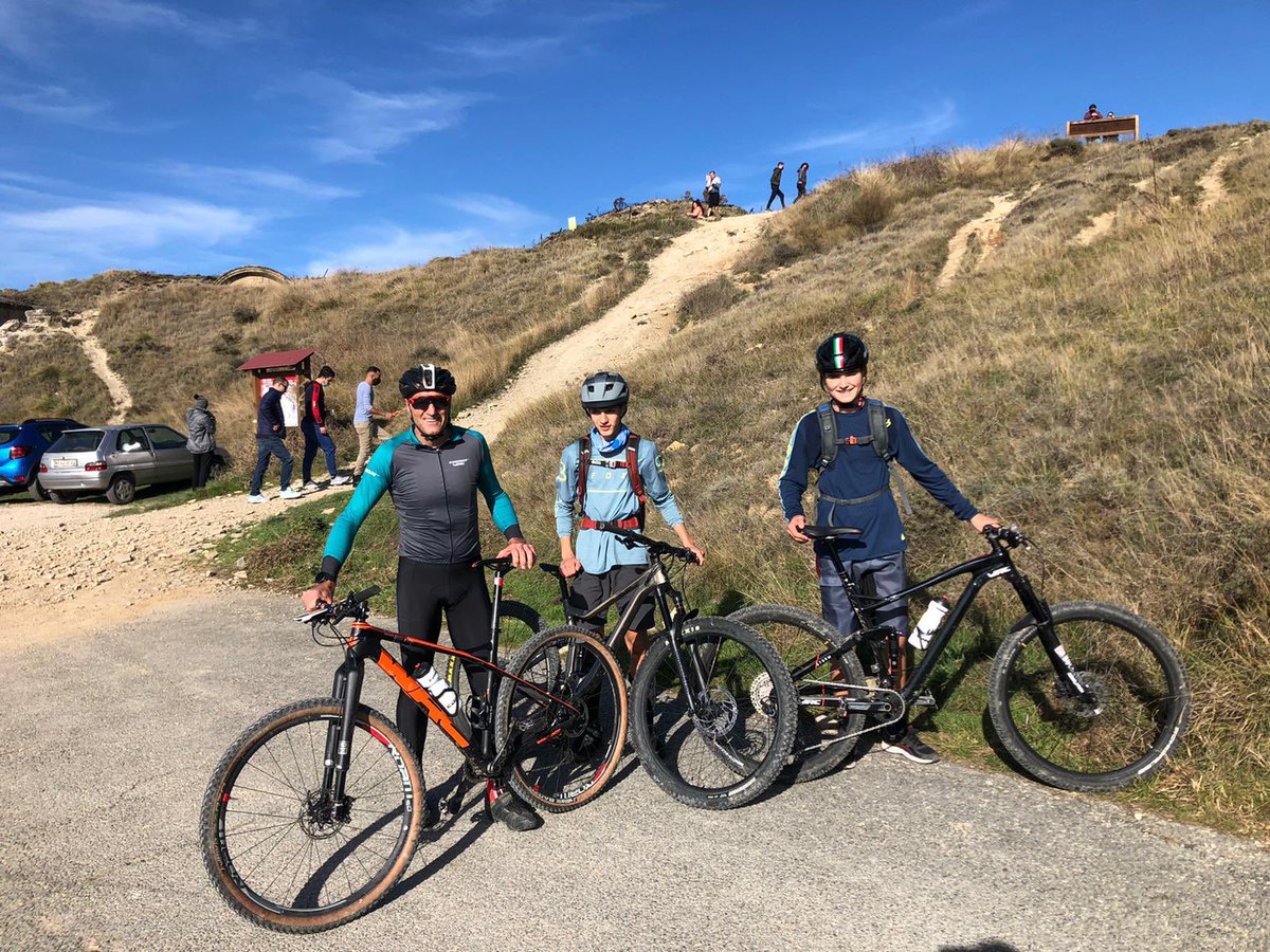 Hay algo más bonito disfrutar de tu afición con tus seres queridos? Aquí  tenemos a <a href="/PIndurain/">Pruden Indurain</a> con su hijo pequeño Juan, en el monte San Cristóbal de Pamplona, preparados para hacer varios senderos #CuidateEnBici