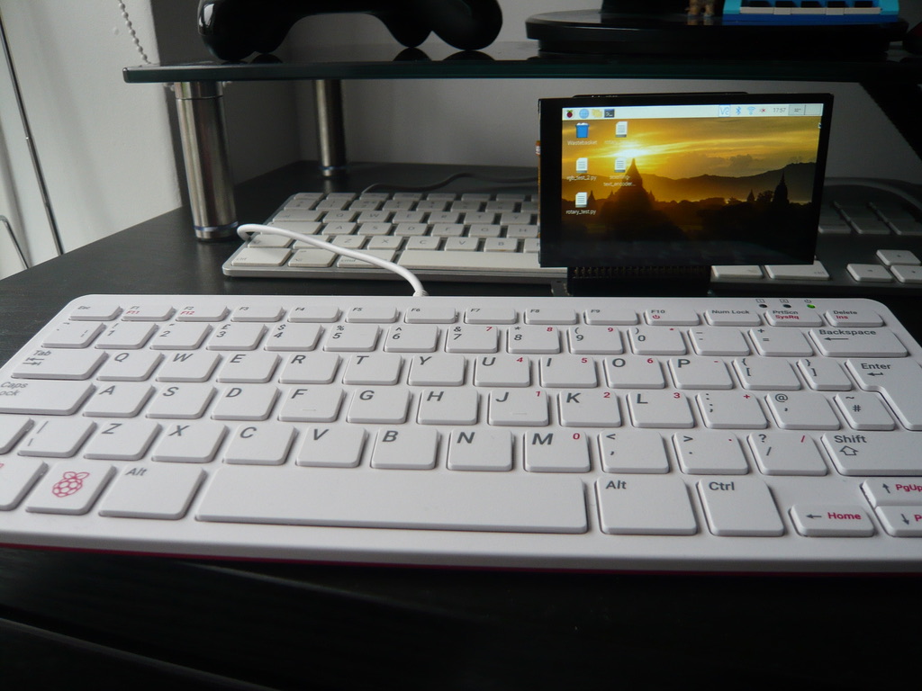 DavidAB_'s tweet image. As promised: x2 &quot;Flat Hat Hacker&quot; (what a mouthful!) + @pimoroni HyperPixel 4 = &quot;all-in-one&quot; Pi 400.

All I need now are some 30° pinheaders and a suitable project for this rig #RaspberryPi #raspberrypi400 #HyperPixel