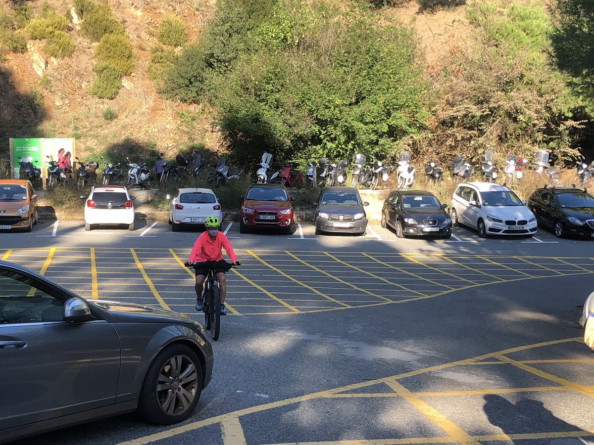jordi_puigmal's tweet photo. A #maduixers com a mínim han prohibit aparcar al mig. Haurien d’haver aprofitat per fer zona verda o blava. Tb per fer pujar el #bus124 el bus del barri de #penitents que es queda a poc més de 500m i enllaça amb el metro. Per moltes famílies amb nens petits seria la solució. https://t.co/KZQH1UYR11