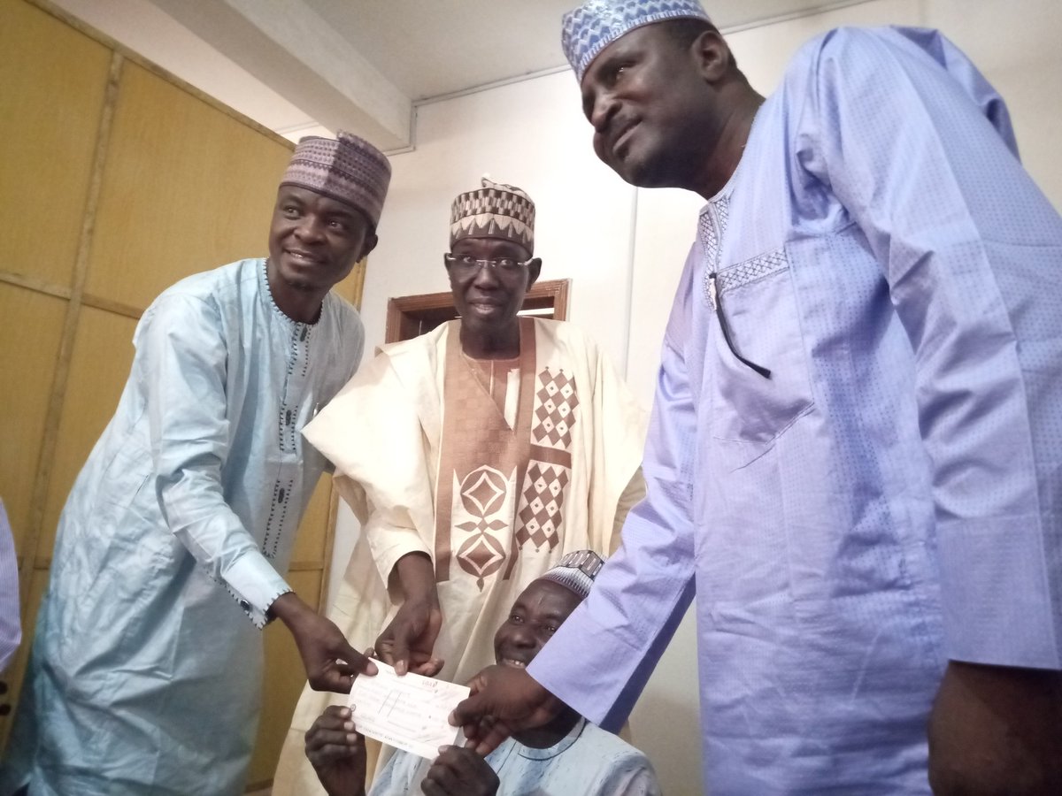 sciankcluster's tweet photo. Chairman Kwandala Foundation presenting a cheque donation for 5 wheelchairs to the association members during the opening ceremony of the SCIAN Kano Secretariat office. Glory to the Almighty. https://t.co/gBip4mzU93