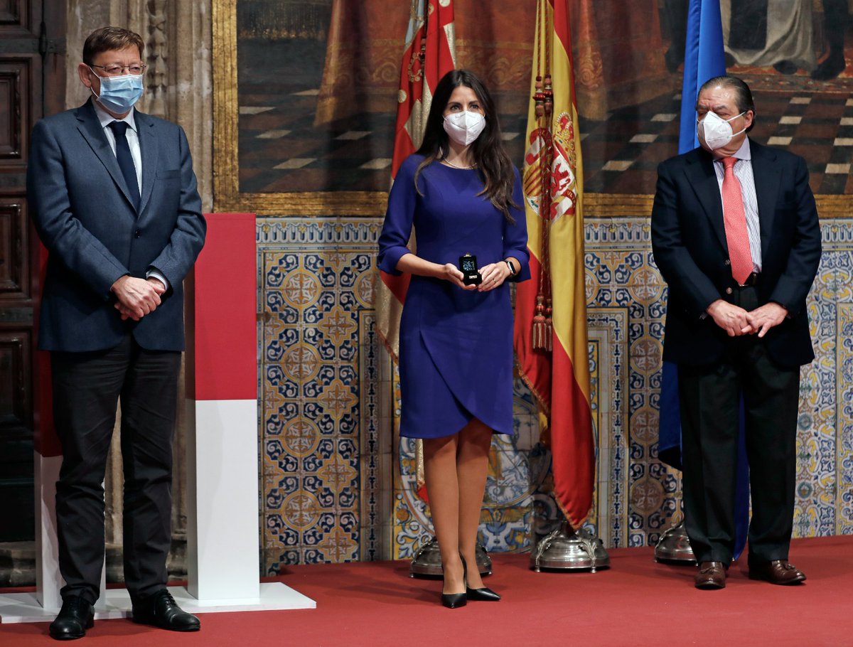 PremiosReiJaume's tweet photo. El President @ximopuig ha recibido esta mañana a los galardonados de los #PremiosReiJaume 2020 y les ha impuesto la insignia oficial.
Mañana, 30 de novembre, en la Llotja de València se celebra la Ceremonia de entrega en la Lonja. https://t.co/7m430B2Nqj