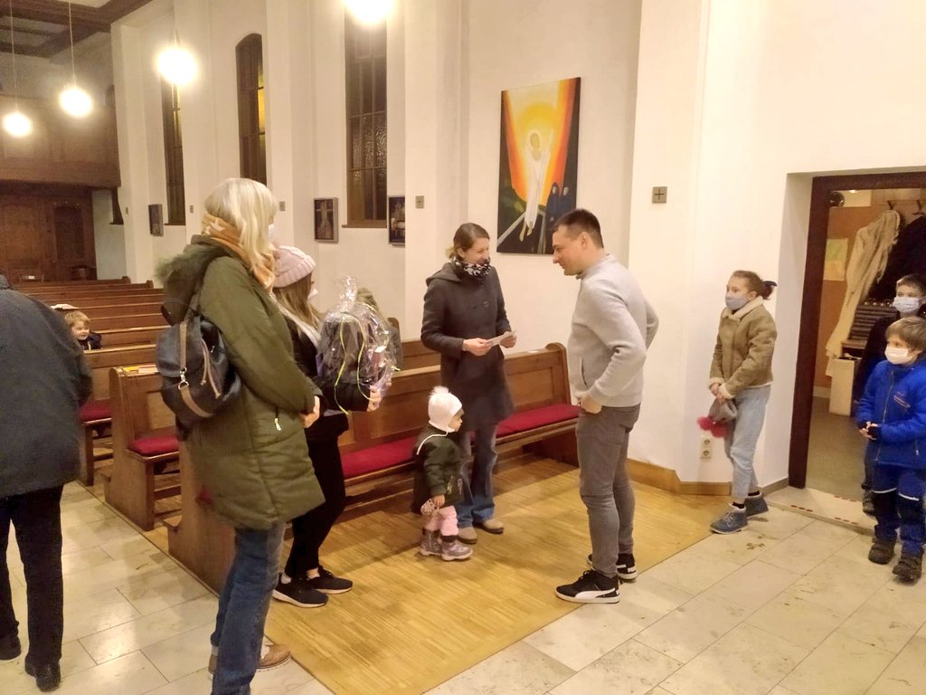 sl3sch's tweet photo. Meine letzte heilige #Messe mit der #Anbetung als Pfarrvikar in den #Pfarrei|en #Sachsen-#Lichtenau und #Neuendettelsau.  #Freitag, 27.11.2020, St. Johannes #Lichtenau. https://t.co/MME7h9i9Gl