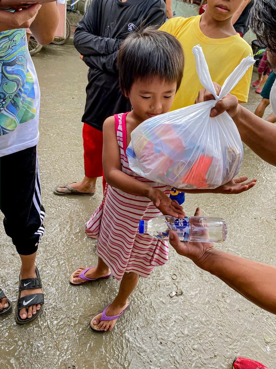 PHhELFs's tweet photo. EARLIER TODAY: Team PH-hELFs visited Tumana, Marikina to distribute goods to 100 families affected by Typhoon Ulysses. A total amount of P9,414.5 was allocated to buy food and supplies for the families. 

Thank you again to all our donors for making this possible! 💙 https://t.co/T1NOQ5RDKq