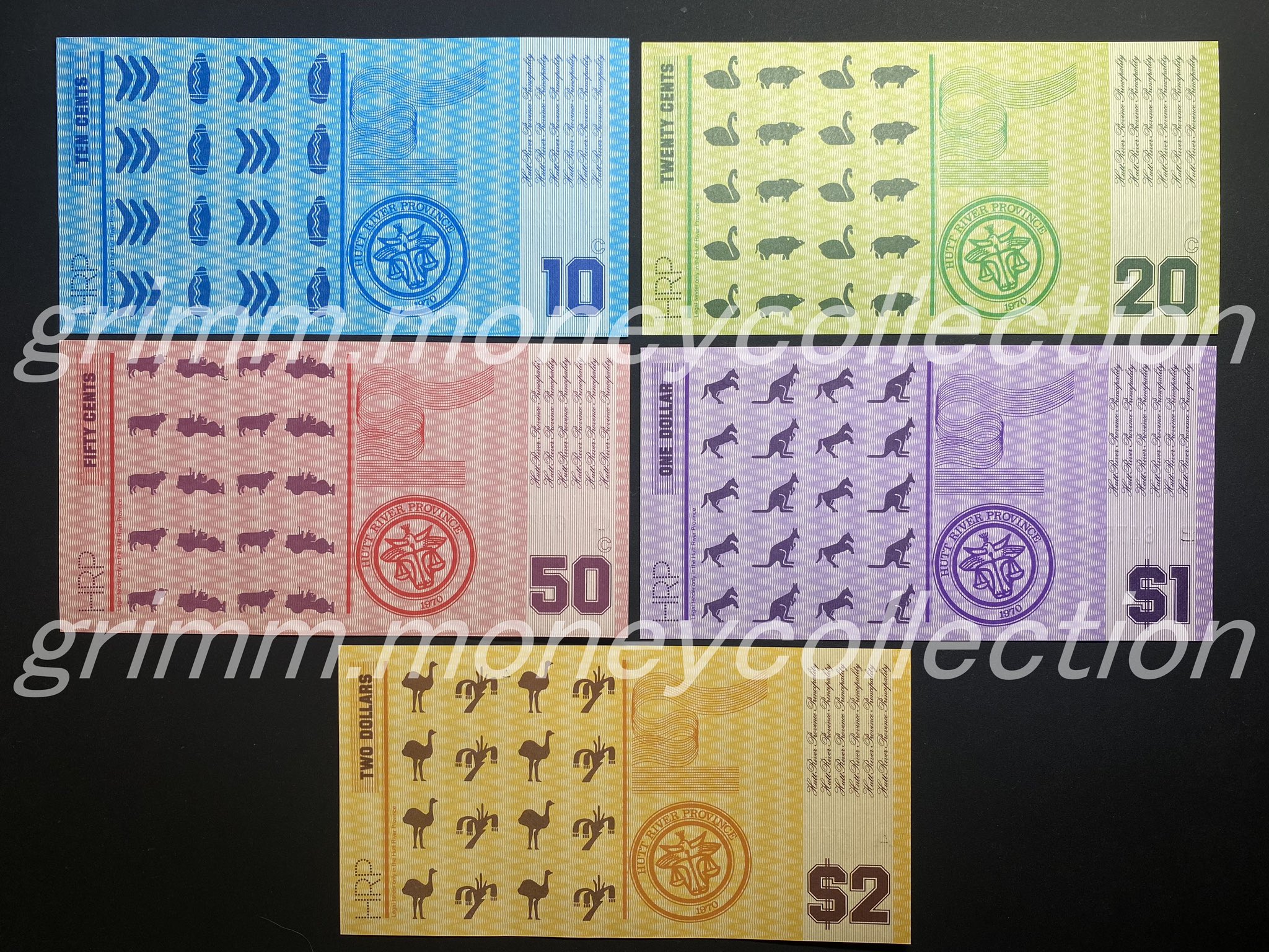 グリム 貨幣コレクション オーストラリアの西部に存在したハット リバー公国の紙幣 10 50 1 2の5種類がある 表 独立を宣言した初代国王であるレオナード ジョージ ケースリーの肖像画 裏 オーストラリアの動物や農業機械 ブーメラン グリム 貨幣コレクション オーストラリアの西部に存在したハット リバー公国の紙幣 10 50 1 2の5種類がある 表 独立を宣言した初代国王であるレオナード ジョージ ケースリーの肖像画 裏 オーストラリアの動物や農業機械 ブーメラン