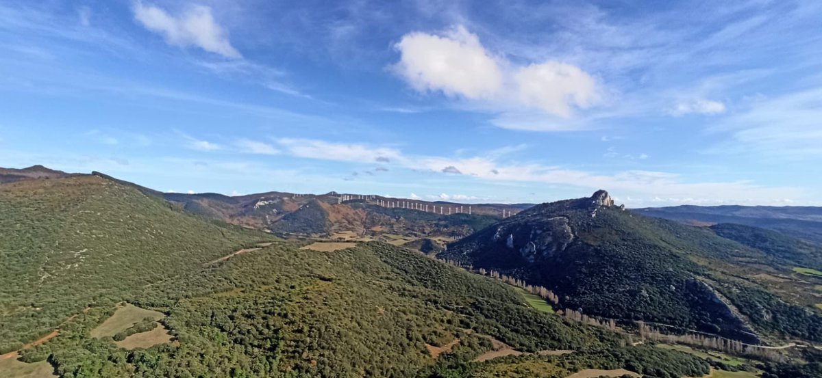 ElTiempoNavarra's tweet photo. Mediodía espectacular en la #ZonaMedia de #Navarra
Vistas extraordinarias desde la cima de la #PeñaDelAbrigo 915 metros
A la derecha vemos #PeñaUnzué y más al fondo la #HigaDeMonreal https://t.co/PvFdHm27pv