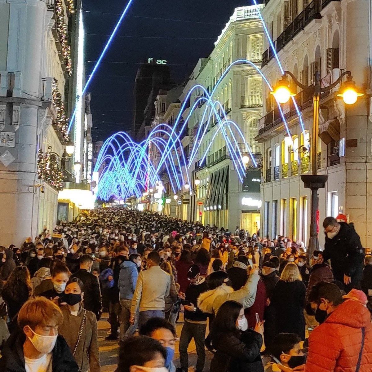 miguelmontejo74's tweet photo. Almeida ha tenido El Rastro cerrado 8 meses para que la calle Preciados se pudiese llenar de decenas de miles personas sin control alguno en un único sábado a un mes de las Navidades. Bravo. https://t.co/v6HDMF7dp3