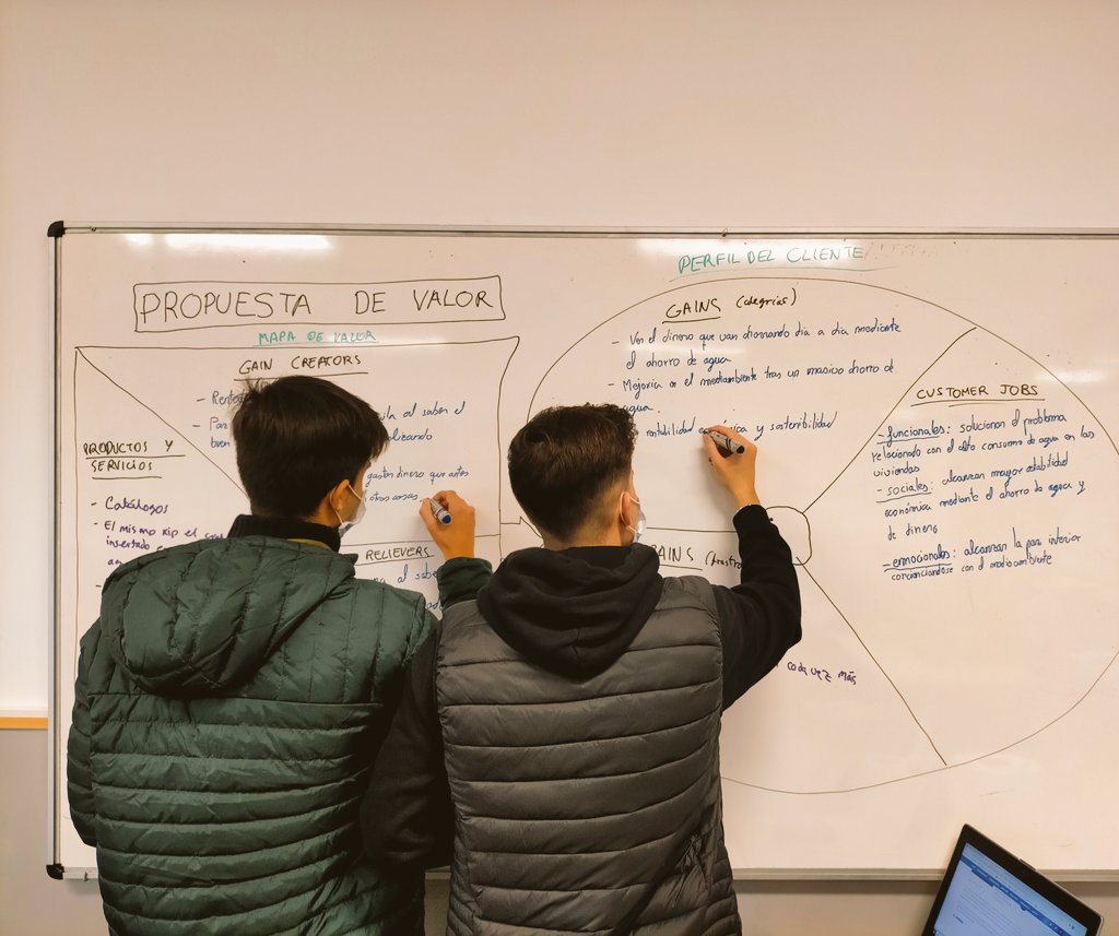 Empresa y clientes aveces parece que hablen idiomas diferentes 🤼🇪🇸🇬🇧. 
"Diccionario-Vocabulario: empresa/cliente y cliente/empresa" 📝

El Canvas de Propuesta de Valor sirve para "encajar" los dos intereses🧑‍🤝‍🧑 #DesignThinking